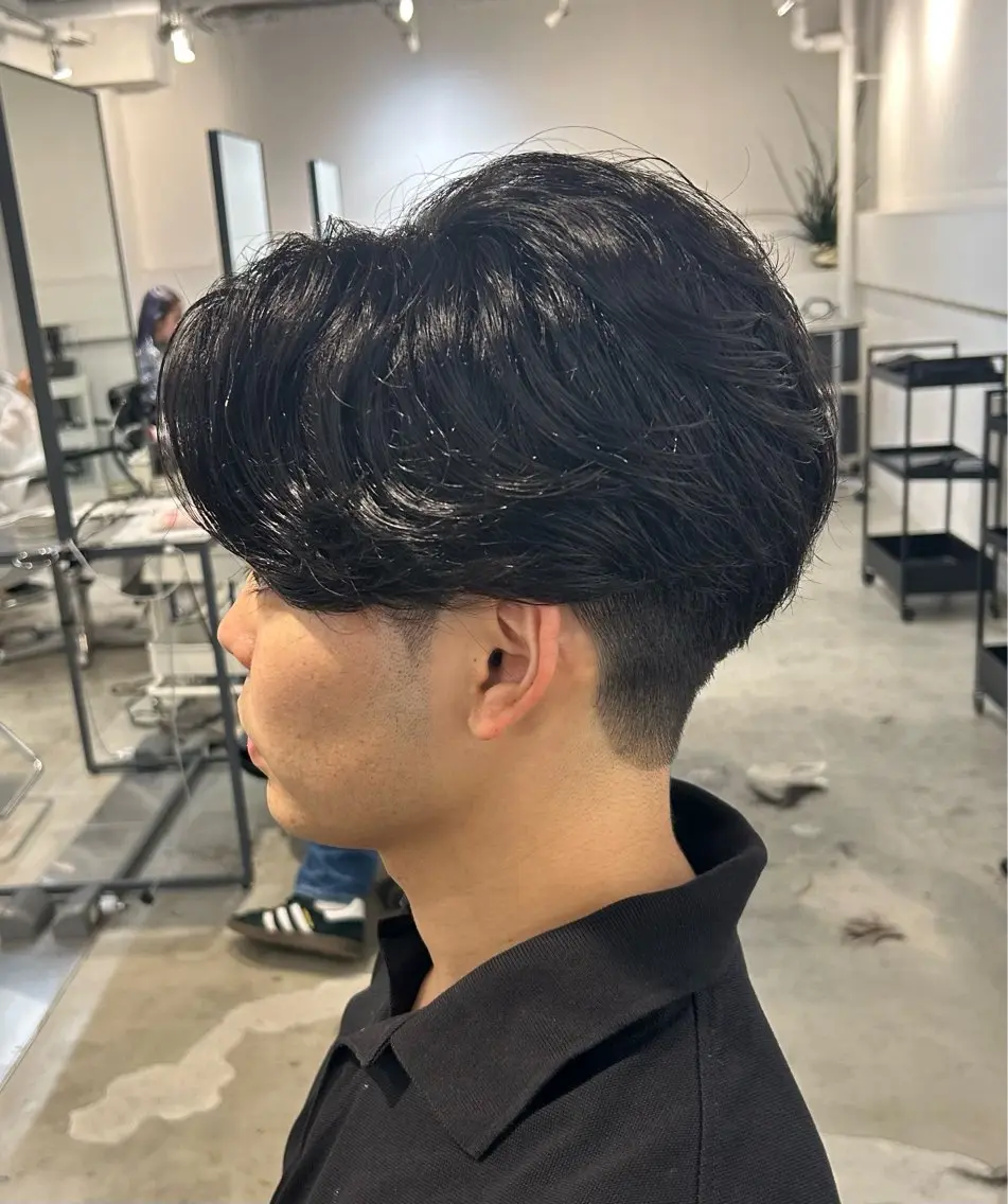 パーマ メンズ ビジネス センターパート フェードカット フェザーパーマ メンズ韓国風 カット パーマ メンズ清潔感のプロ 💈メンズパーマ藤田のヘアスタイル