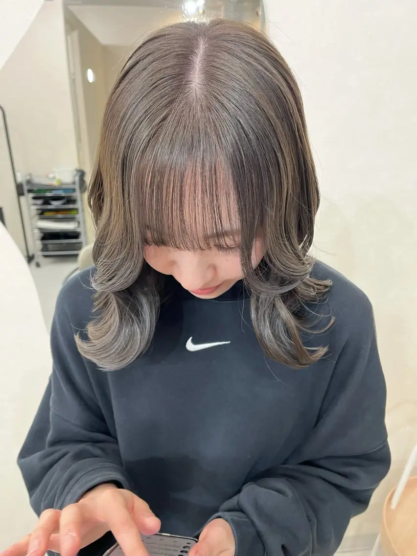 ミディアム カラー アッシュ アッシュグレー アッシュグレージュ エドルカラー グレージュ ヘアカラー 長山 茉白のヘアスタイル