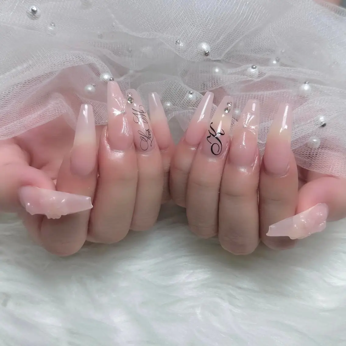 ネイル アートネイル ジェルネイル キラキラネイル 韓国ネイル 持ち込み ハンドネイル ハンドケア Blingg NailStudioのネイルデザイン