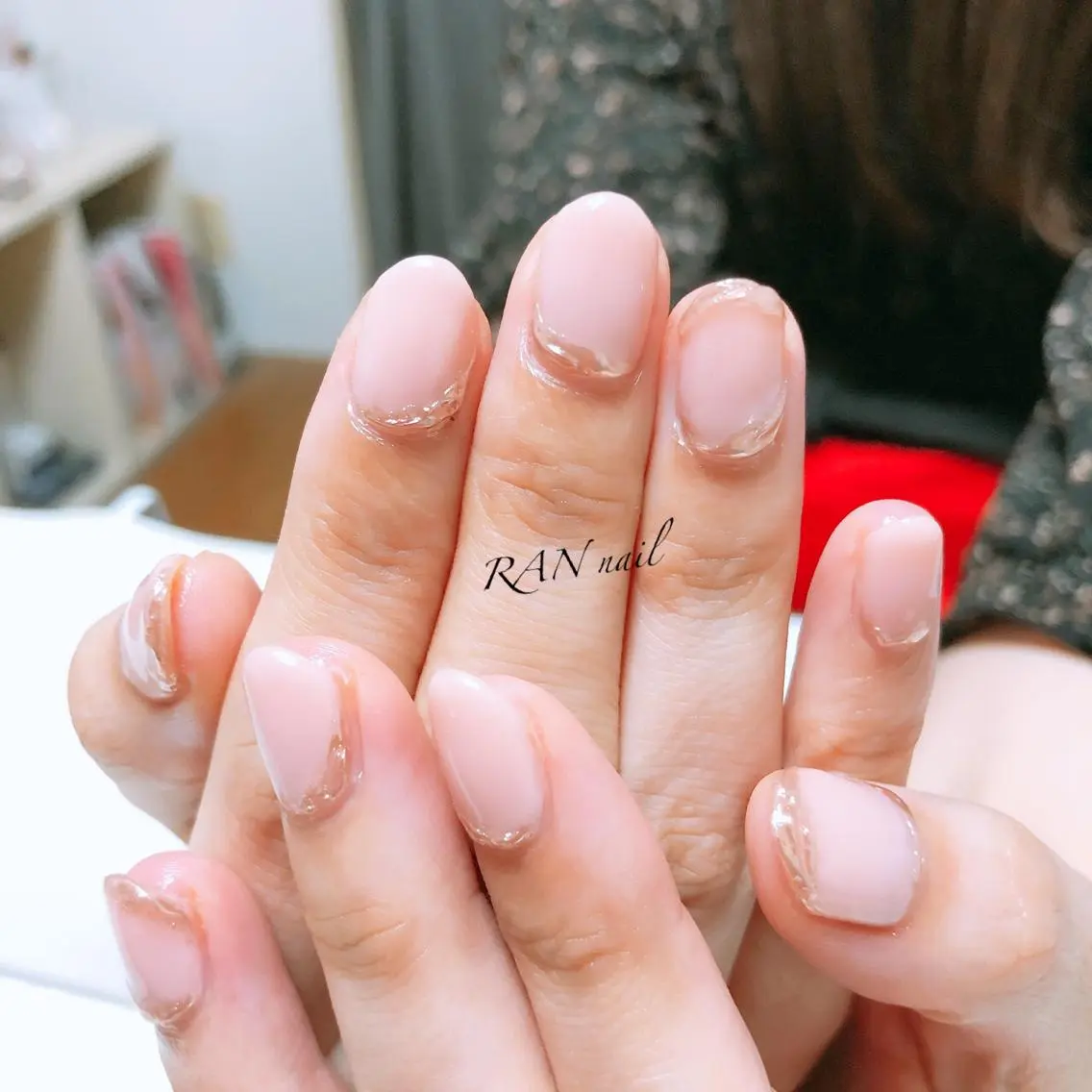 ネイル フットネイル ゴールド キラキラネイル ニュアンスネイル オフィスネイル ハンドネイル フットネイル RAN nailのネイルデザイン