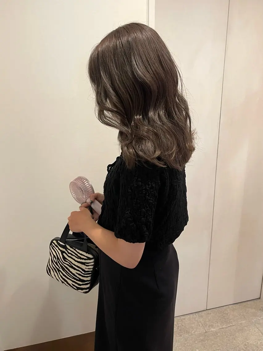 ロング カラー ブリーチ グレージュ 盛れる顔まわり✨🎀 レイヤー別所好葉のヘアスタイル