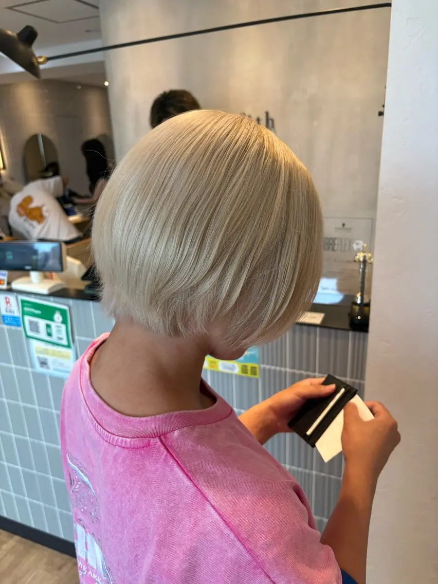 ショート カラー ブリーチ ハイトーンカラー topstylist Risa🩵のヘアスタイル