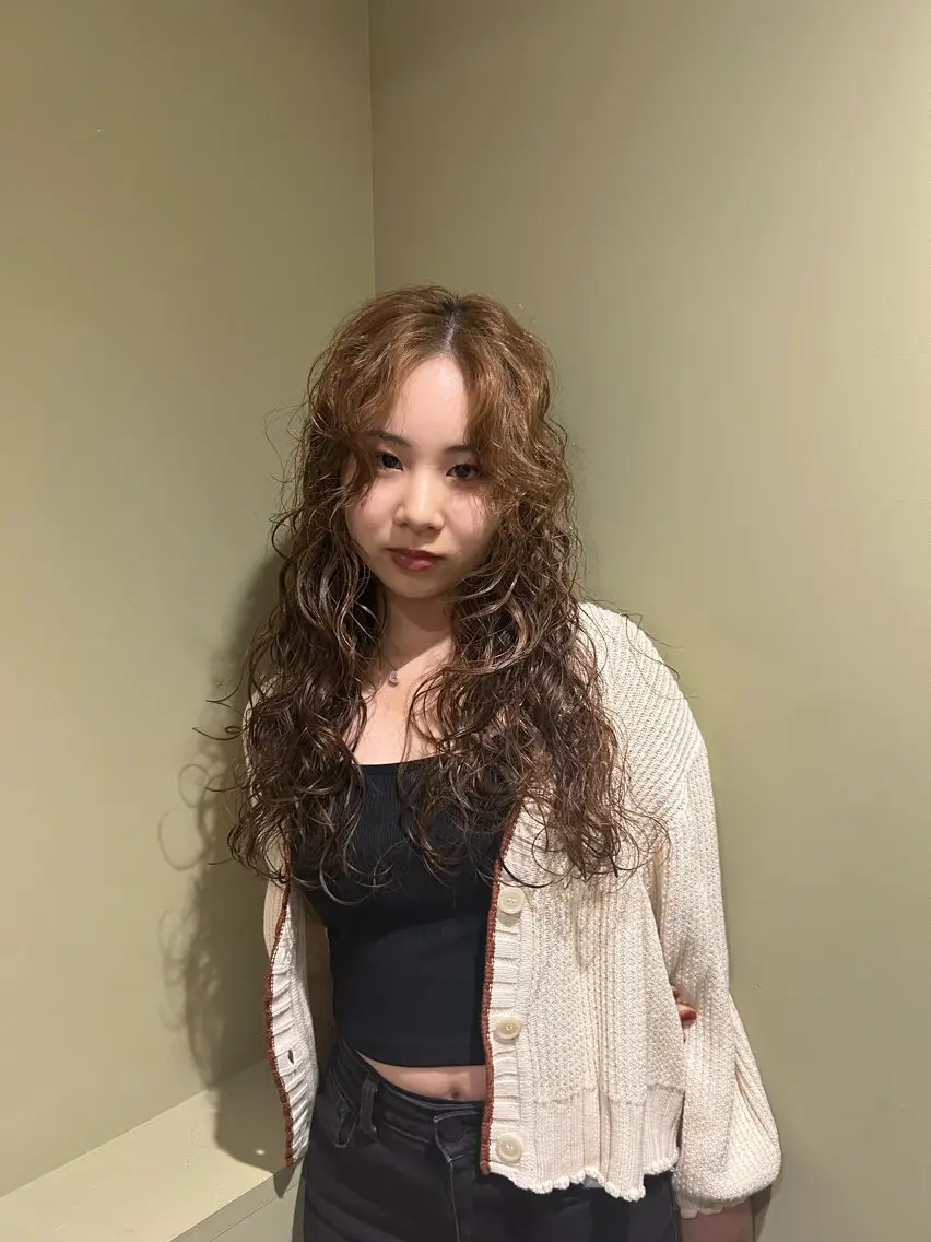 🎀カット＋パーマ＋トリートメント🎀《ロング限定!!》／やわらかく揺れる艶髪ウェーブスタイル💫の写真