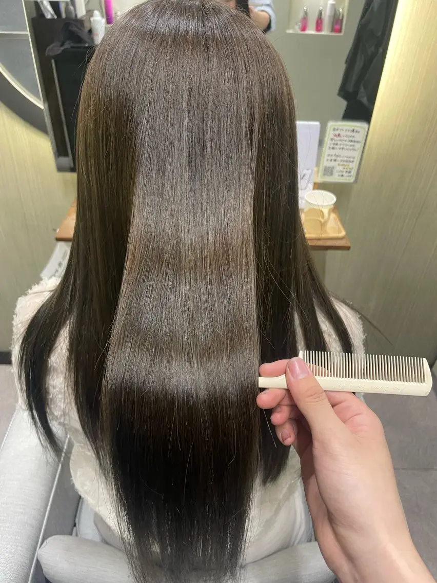 ロング カラー ベージュカラー オリーブベージュ トリートメント 板垣 咲希のヘアスタイル