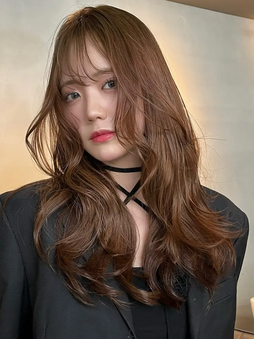 ロング カラー アッシュ アッシュブラック ベージュカラー 黒髪 ブロンド イツク ⚡️ ルーツ/ハイトーンのヘアスタイル