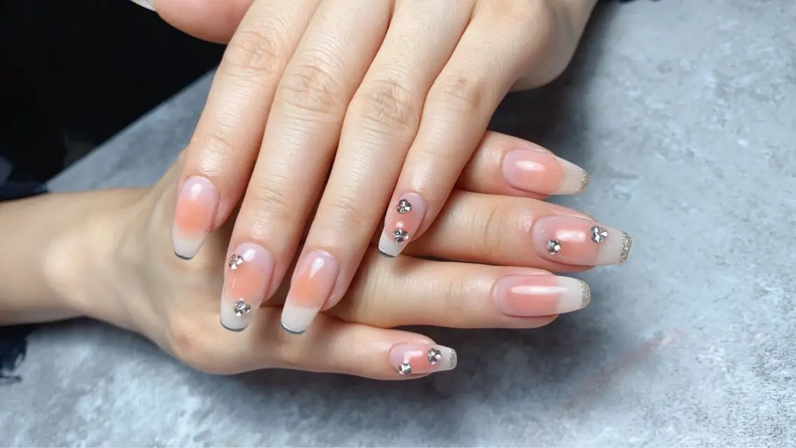 💅【オススメのチークネイル】春大人気ワンホンデザインチークの色も変更可能です，爪の中心ふわと色付く今人気デザインですの写真