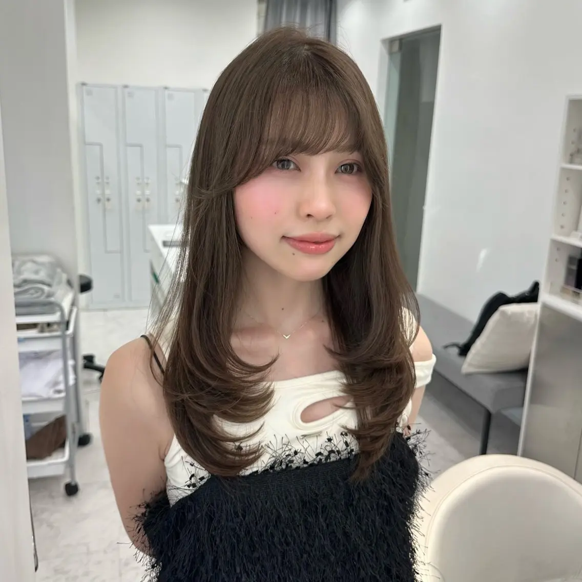 セミロング カラー ベージュカラー ブリーチ ダブルカラー ブリーチなしカラー オリーブベージュ CITY louwe 脇坂彩音のヘアスタイル