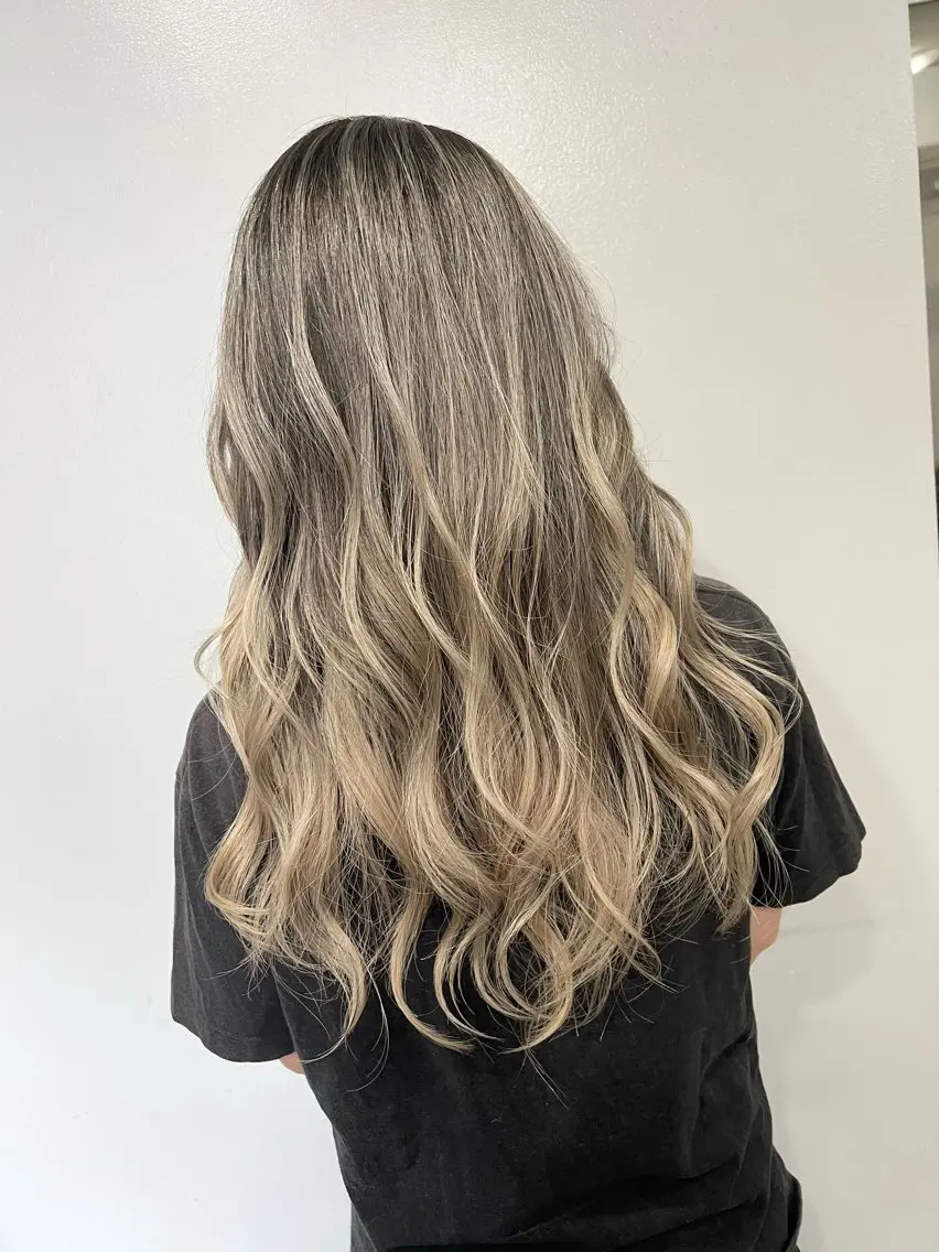 ロング カラー バレイヤージュ ベージュカラー グラデーションカラー ホワイトベージュ レイヤーカット 寺嶋 貴大のヘアスタイル