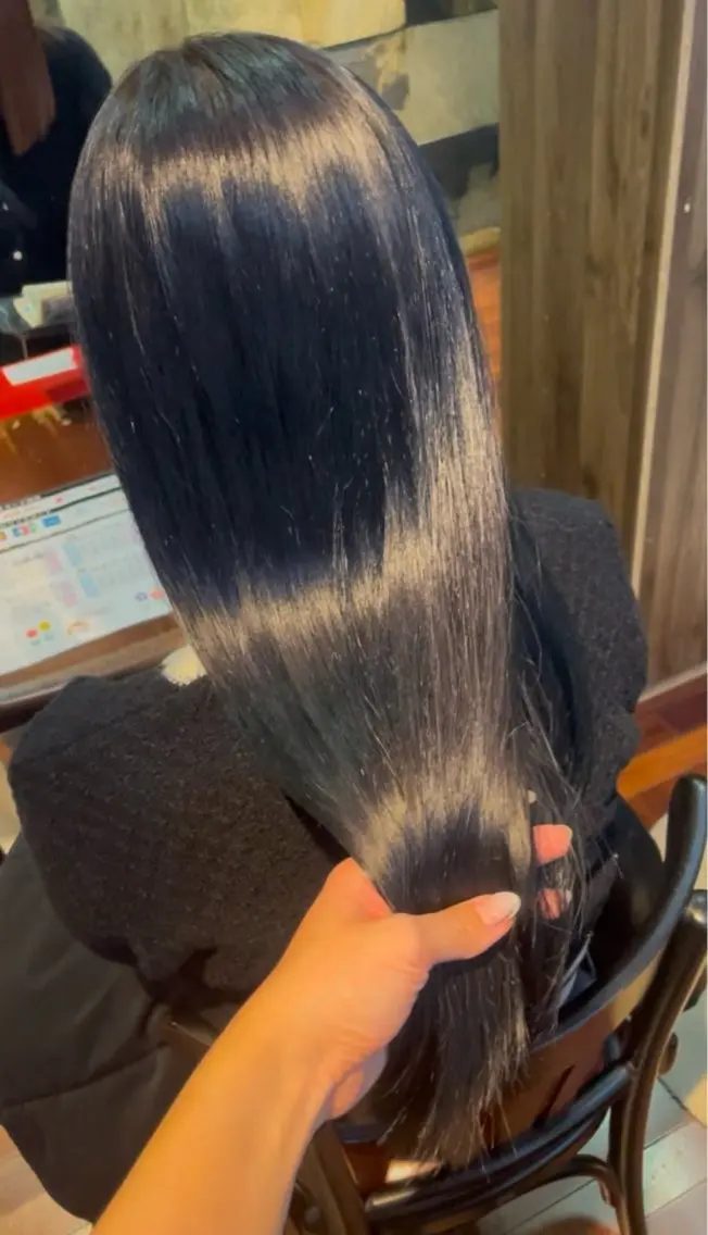 ロング カラー 黒髪 ブリーチ ブルーカラー ブルーブラック トリートメント 福見 美保のヘアスタイル