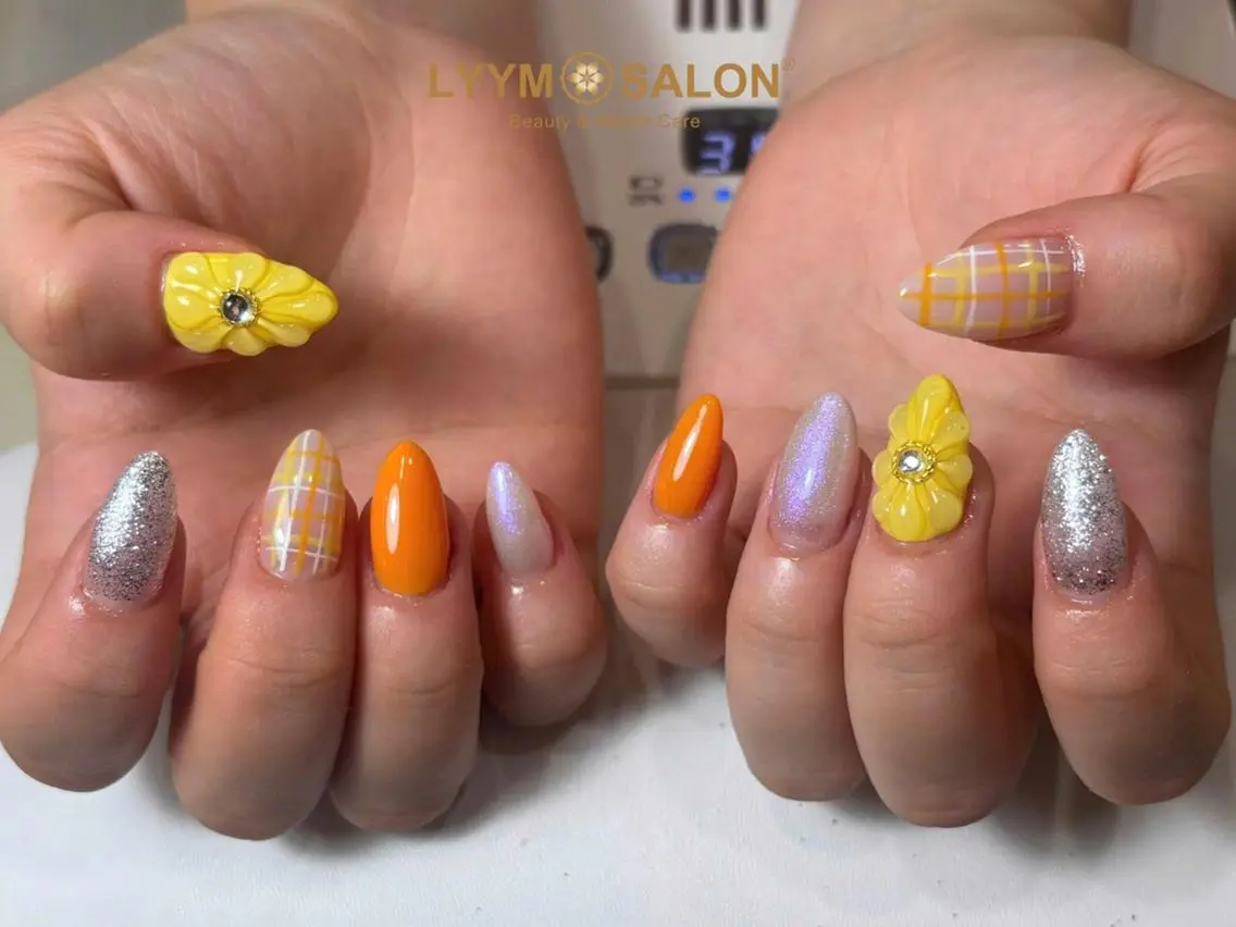 ネイル フラワーネイル キラキラネイル 韓国ネイル ラメ(グリッター) オレンジ ハンドネイル LYYM Salonのネイルデザイン