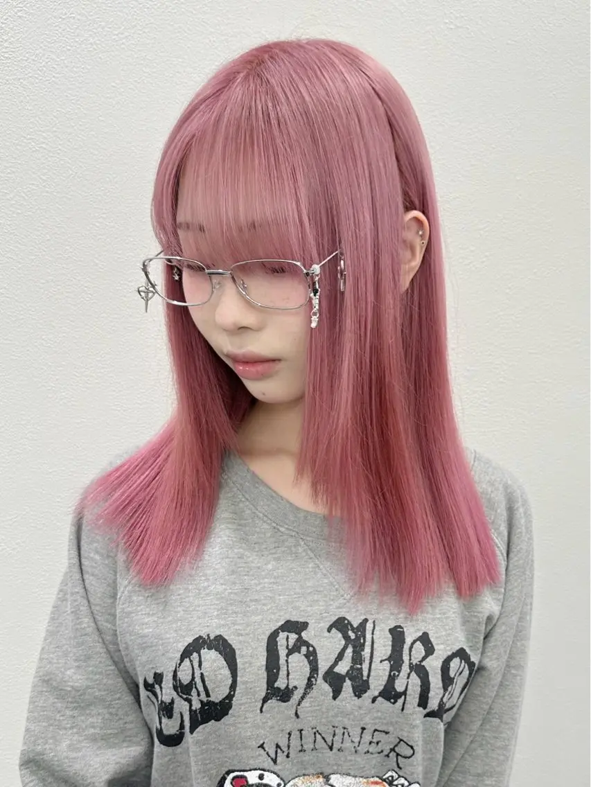 セミロング カラー ピンクカラー ヘアカラー ハイトーン🪼派手髪 mahoのヘアスタイル