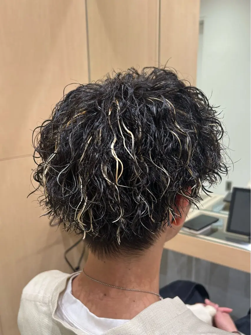 カラー パーマ メンズ フェードカット メンズハイライト メンズパーマ ハイライトカラー カット ヘアカラー パーマ 🐲ツイスパ🐲 フェード/龍のヘアスタイル