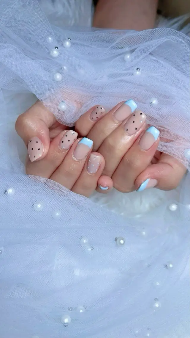 ネイル ドット フレンチネイル ガーリー ハンドネイル 𝑬𝑹𝑰𝑲𝑨 𓂃🎀𓈒𓏸のネイルデザイン
