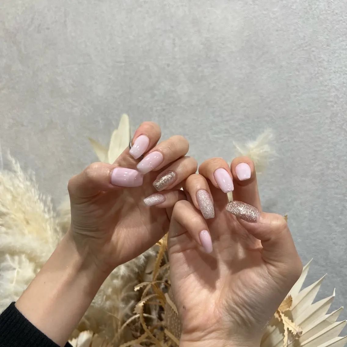 ネイル ラメ(グリッター) ピンク シンプルネイル 春ネイル Rommy Arisaのネイルデザイン