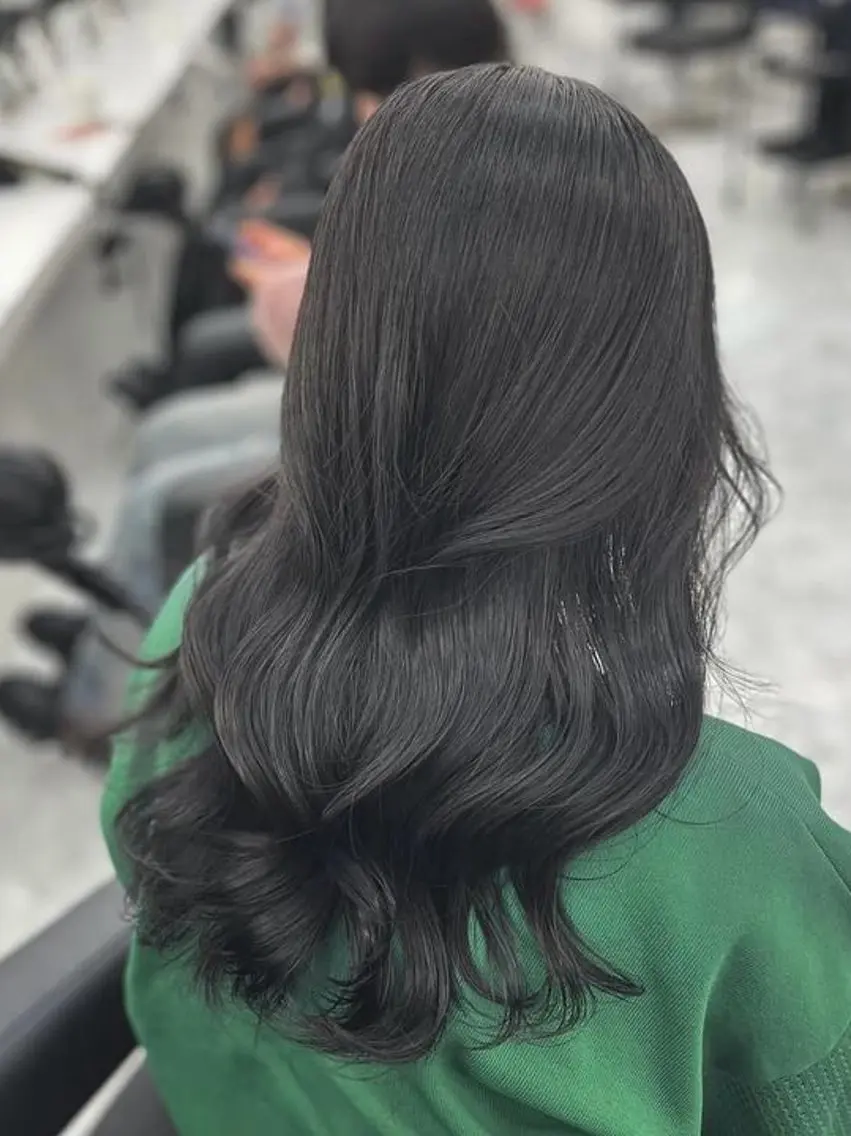 ロング カラー 黒髪 ブルーカラー ブルーブラック レッドカラー くびれヘア ヘアカラー トリートメント ヘアセット 髪質改善Ⅰ透明感 艶カラーⅠたつやのヘアスタイル