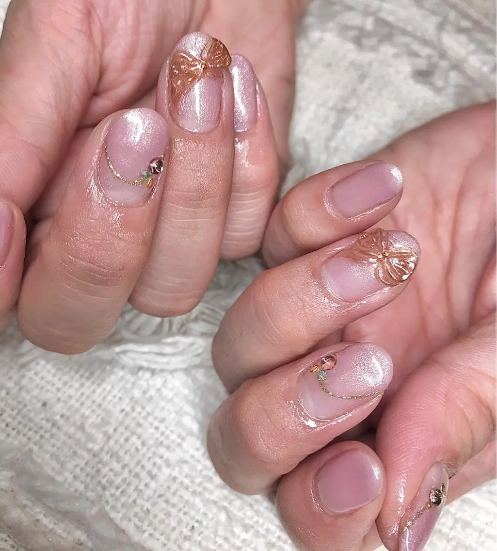 ミディアム カラー パーマ ヘアアレンジ メンズ キッズ ネイル マツエク・マツパ ミラーネイル リボン el. by Aoのネイルデザイン