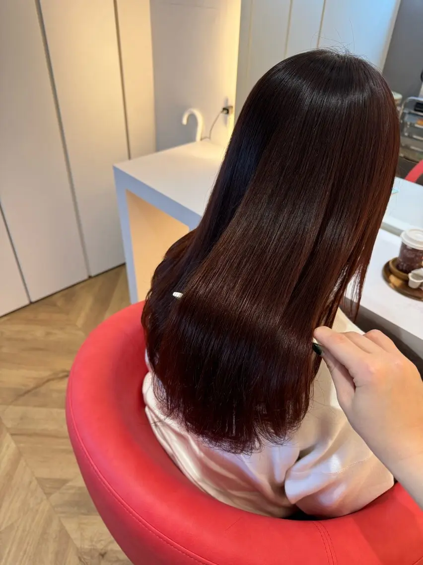 セミロング カラー ブリーチ ブリーチなしカラー レッドカラー 縮毛矯正 カット ヘアカラー 縮毛矯正 トリートメント 髪質改善×艶カラー Haruのヘアスタイル