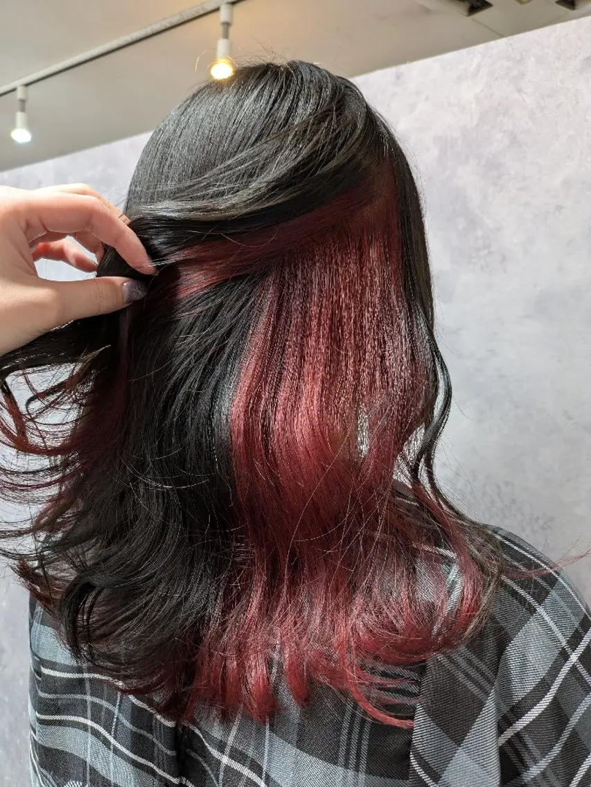 セミロング カラー ブリーチ デザインカラー レッドカラー ヘアカラー 佐藤 璃咲のヘアスタイル
