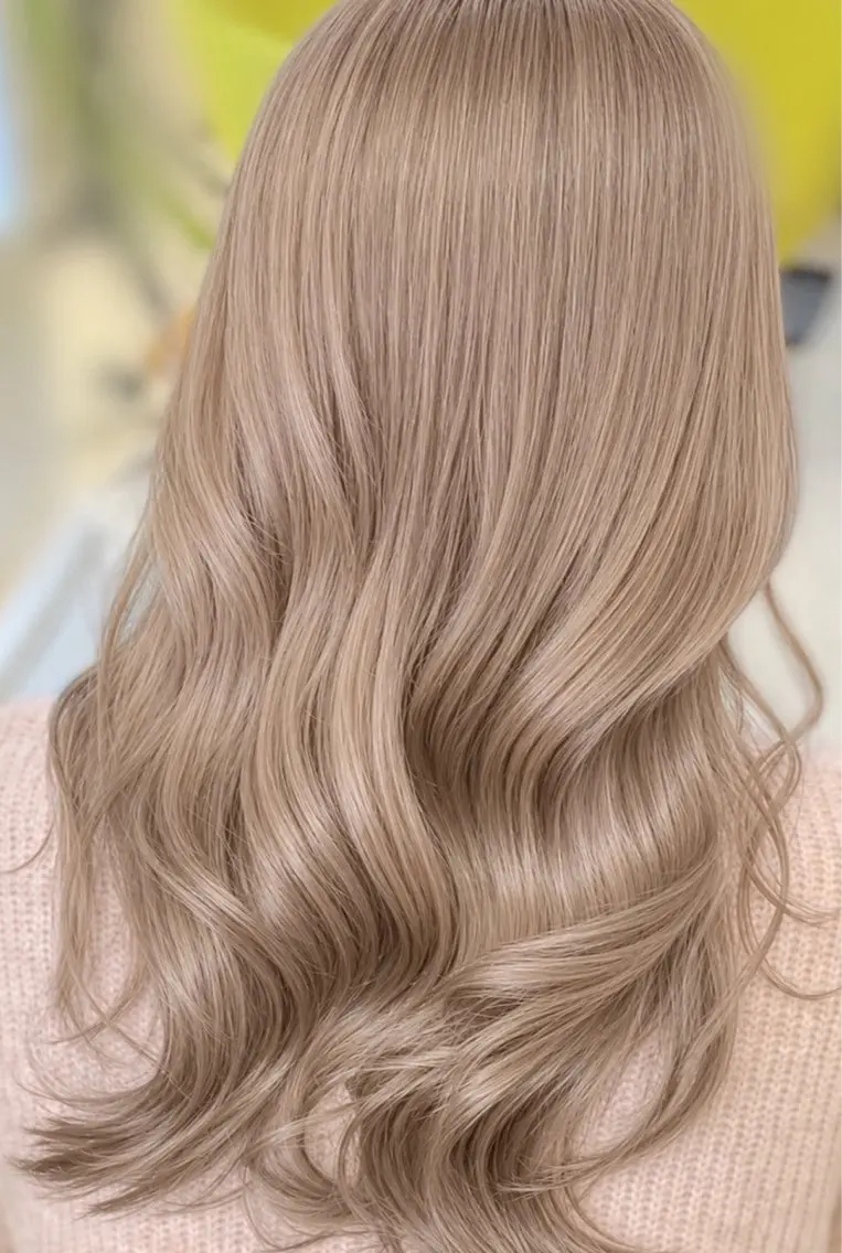 セミロング カラー NOA 曽田のヘアスタイル