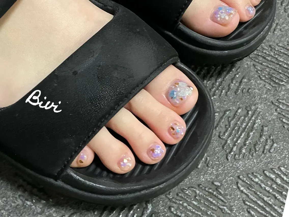 ネイル アートネイル フラッシュネイル フットネイル ラメ(グリッター) シルバー ♡Bivi♡自爪に 優しいネイルサロンのネイルデザイン
