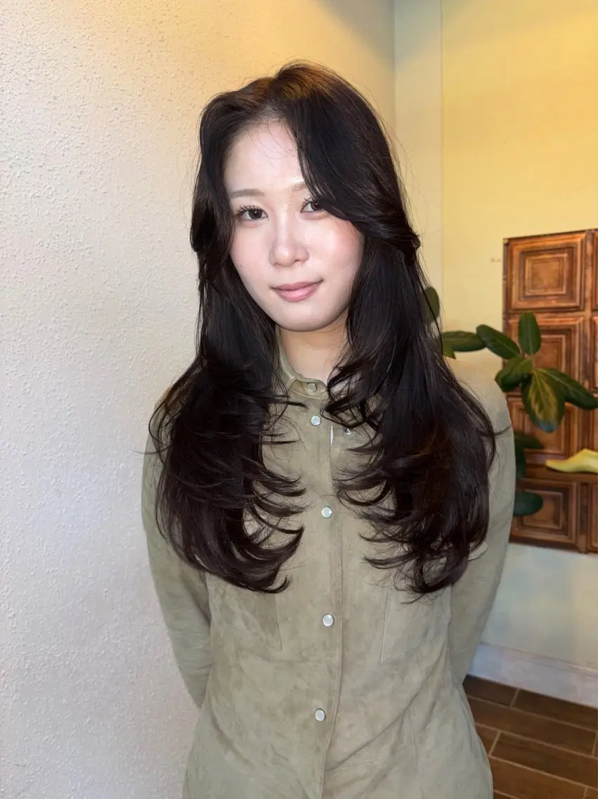 ロング カット 角田 桃香のヘアスタイル