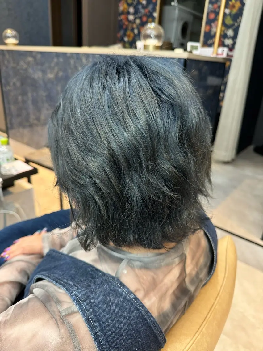 カラー ブリーチ ネイビーカラー シルバー ヘアカラー 小暮 涼華のヘアスタイル