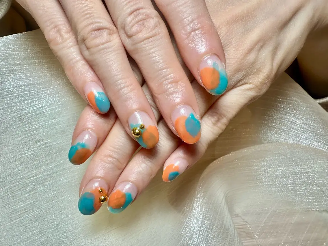 ネイル ブルー ニュアンスネイル オレンジ ハンドネイル NISHIOKA FUKUMIのネイルデザイン