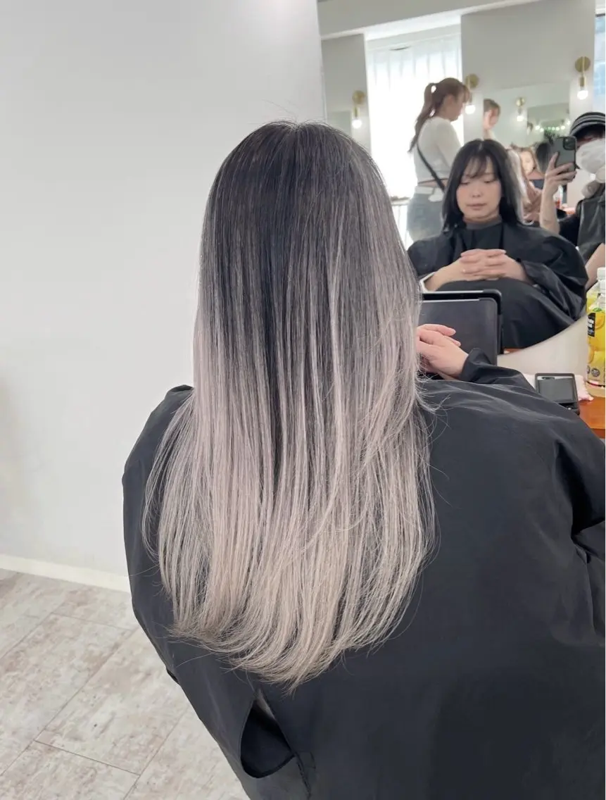 ロング カラー バレイヤージュ シルバー ホワイトシルバー レイヤーカット 指名数No.1 /NAOYAのヘアスタイル