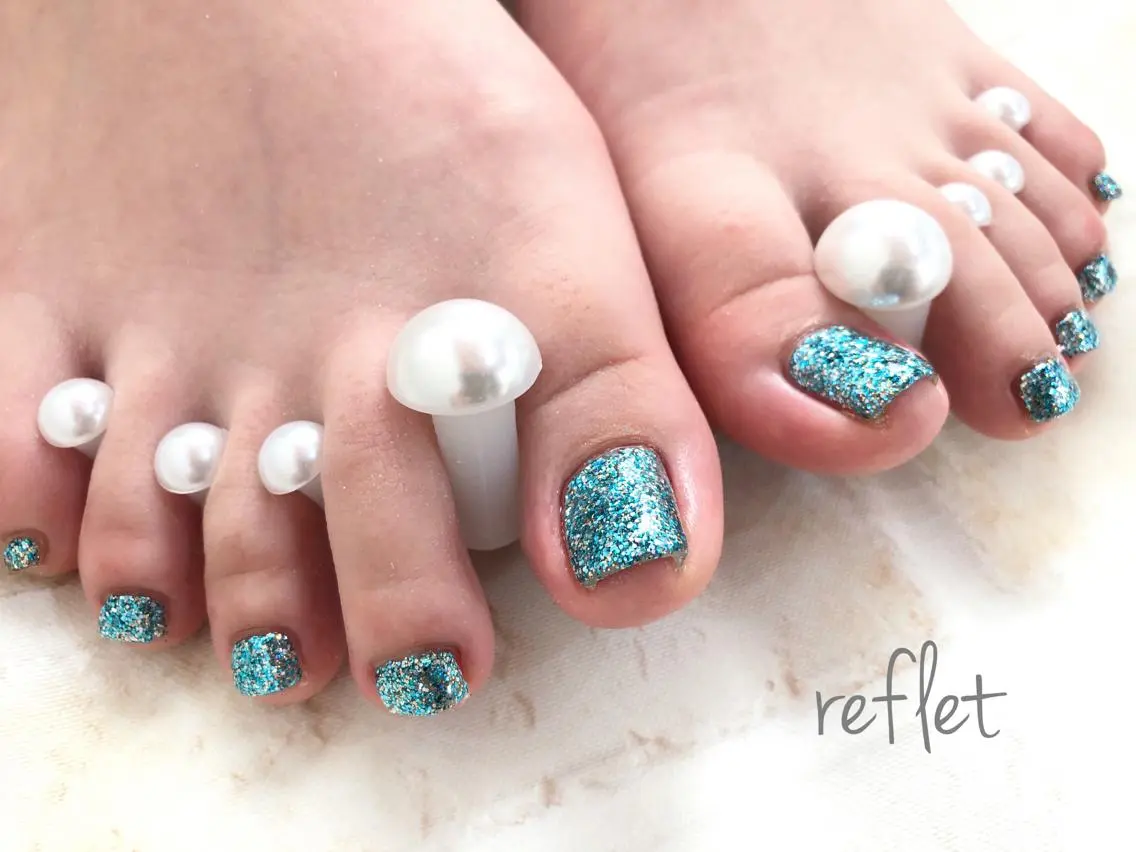 ネイル ブルー フットネイル グラデーション ラメ(グリッター) ラメグラデーション フットネイル reflet nailのネイルデザイン