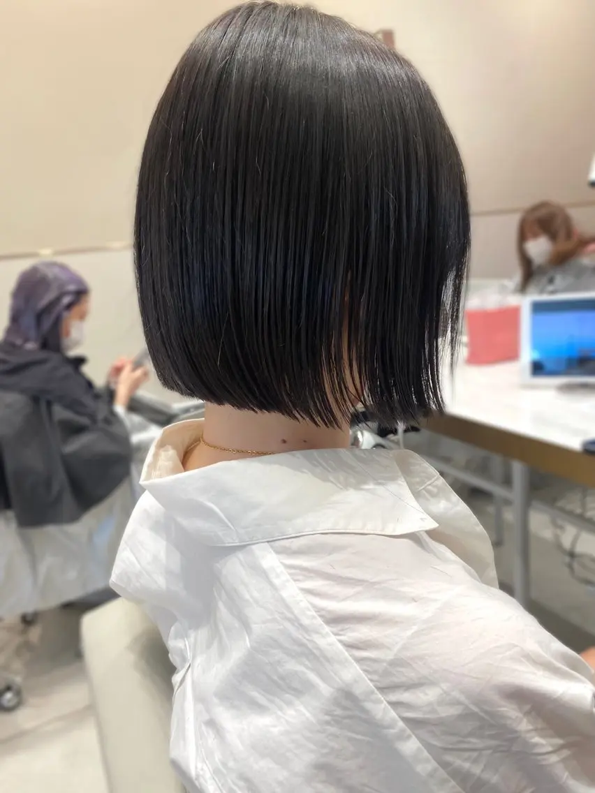 ミディアム カラー パーマ ヘアアレンジ 切りっぱなしボブ アッシュ アッシュグレー ブリーチ グレージュ カット ヘアカラー トリートメント ヘアセット 小野寺瑞希 /最小顔カットのヘアスタイル