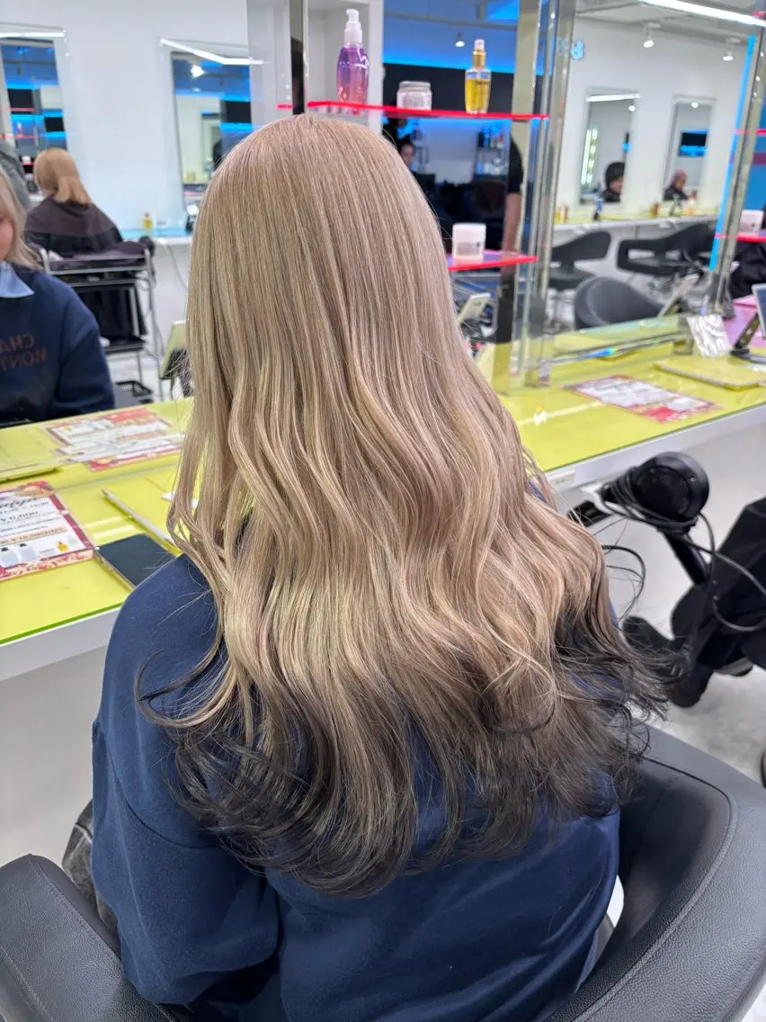ロング カラー モテ髪ハイトーン🫧 serina🎀池袋のヘアスタイル