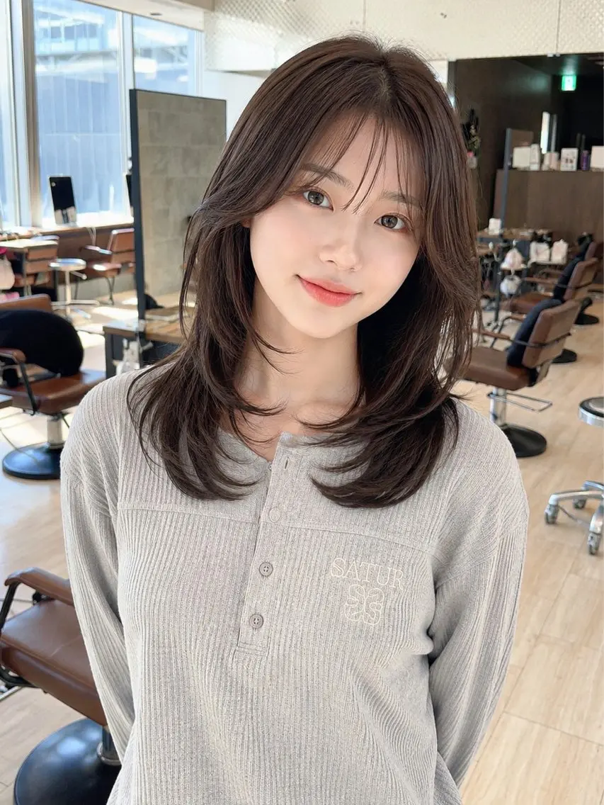 セミロング 顔周りカット かきあげバング 韓国風ヘア レイヤーカット カット ヘアカラー 透明感カラー/韓国レ イヤー/宮下知也のヘアスタイル
