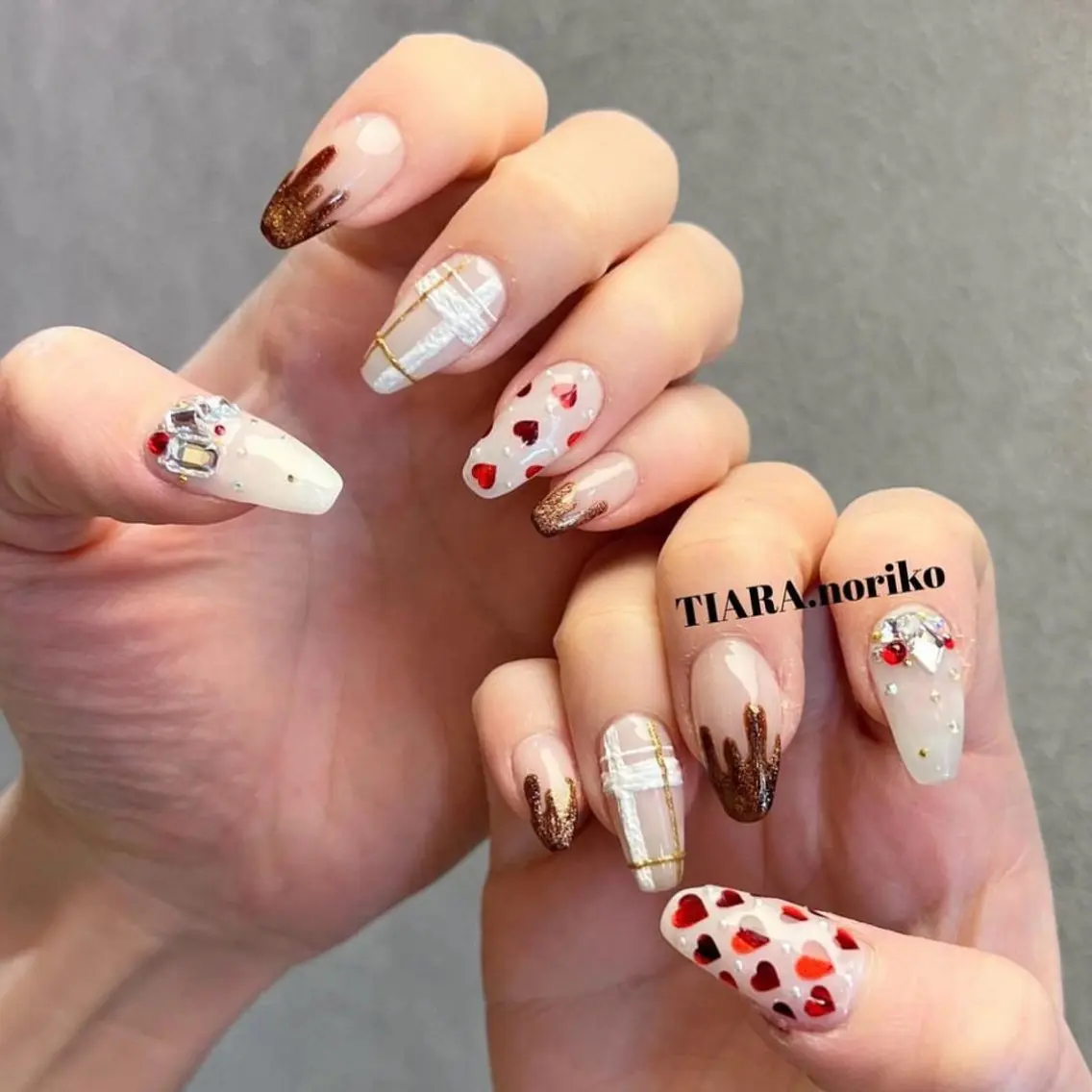 ネイル フレンチネイル ハート キラキラネイル 韓国ネイル ストーンネイル ハンドネイル TIARA💅🏻 NORIKOのネイルデザイン