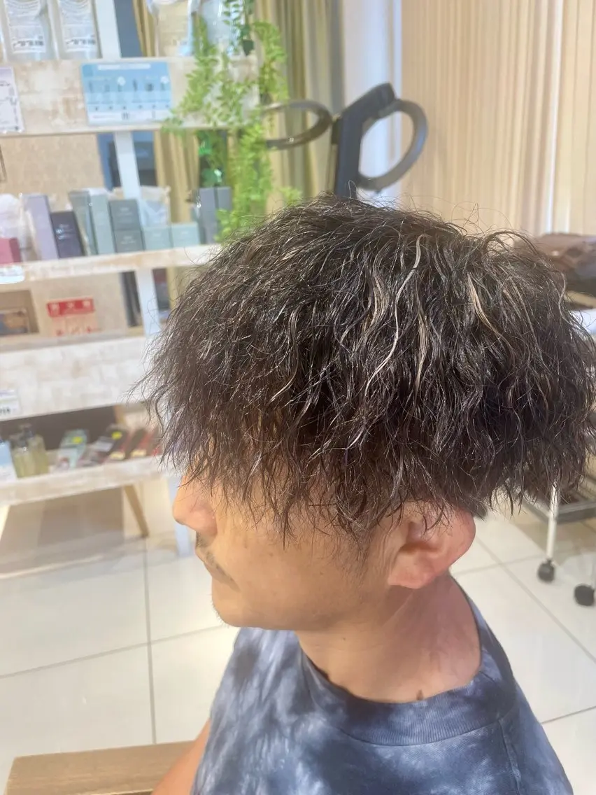 カラー パーマ メンズ メンズパーマ ツイストスパイラルパーマ スパイラルパーマ 本厚木パーマ&ブリー チMEN'Sショートのヘアスタイル