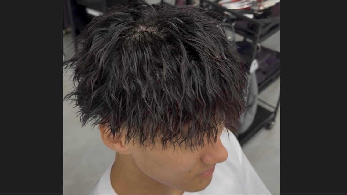 【⚡️縦落ちのシャープな質感⚡️】✂️メンズカット+ツイストスパイラルパーマ✂️🔥持ちの良さ💯🔥の写真