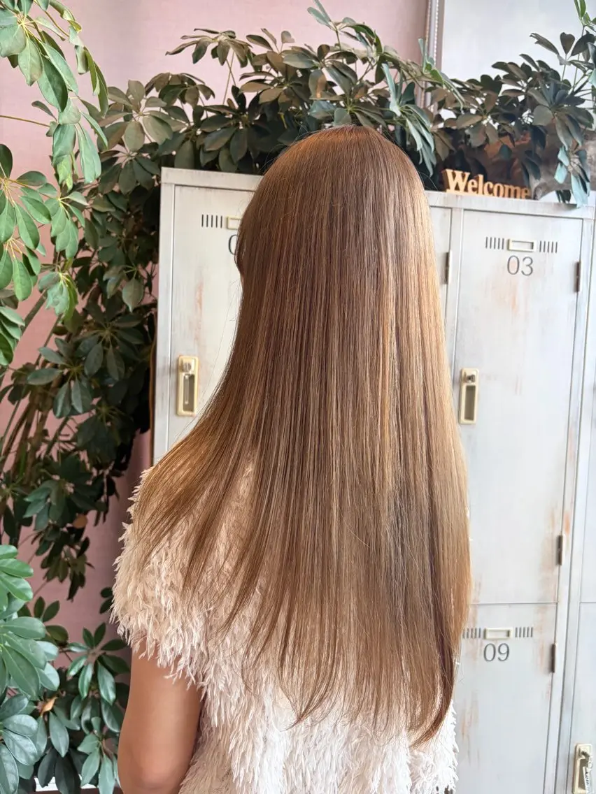 ロング カラー ベージュカラー 透明感カラー ミルクティーベージュ ヘアカラー モリチナツ / 五所川原店のヘアスタイル