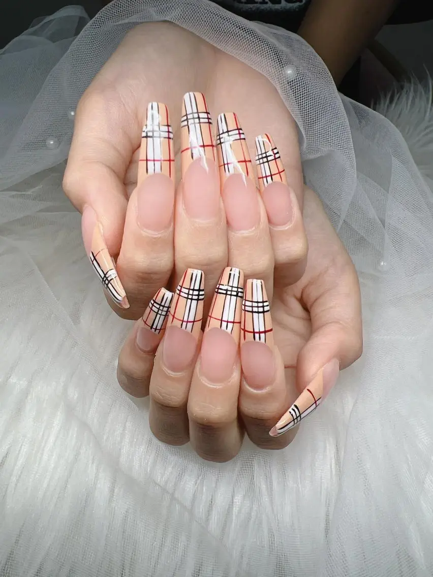 ネイル 長さ出し キラキラネイル マグネットネイル ネイルチップ 冬ネイル ハンドネイル Lee Nailsのネイルデザイン