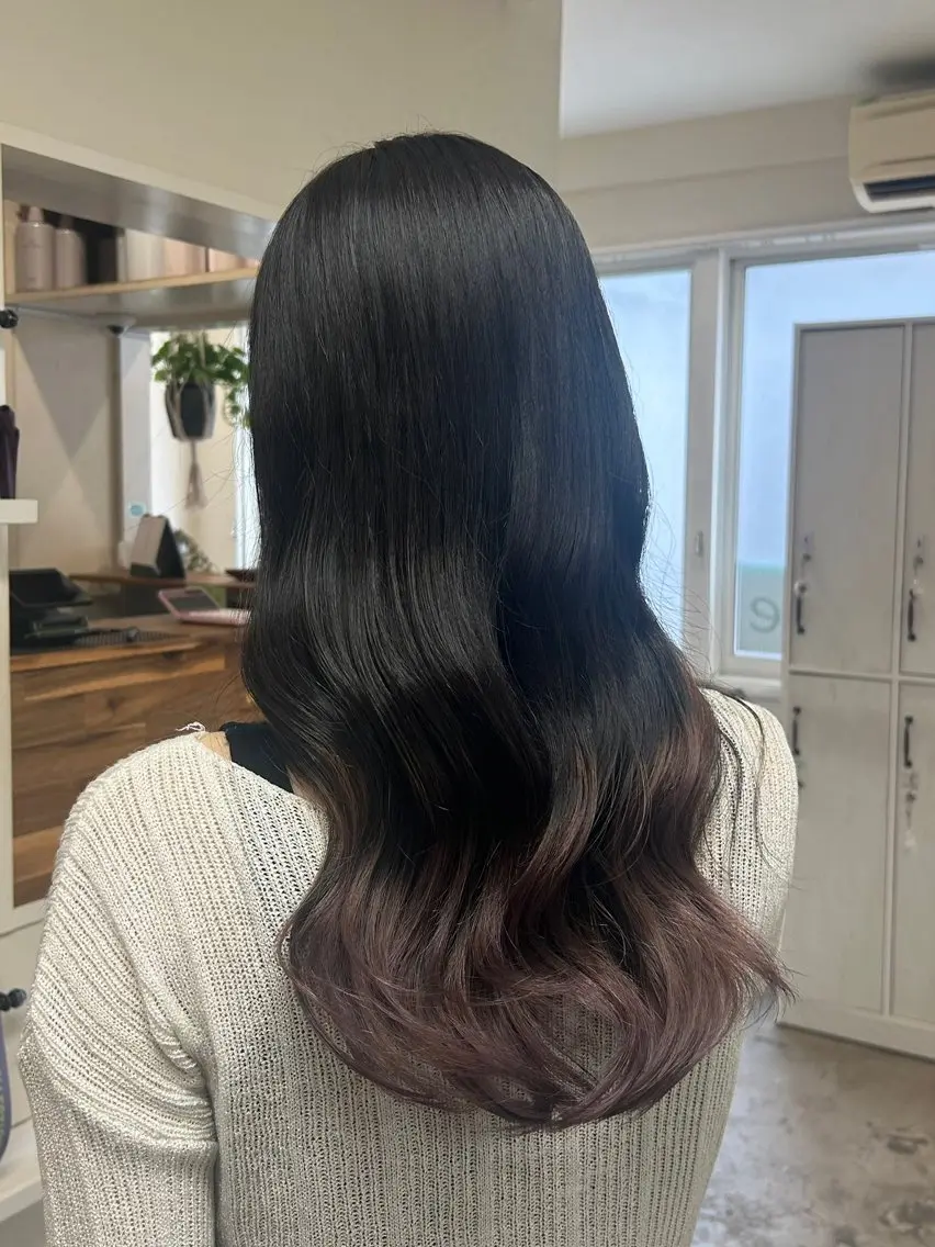 ロング カラー グラデーションカラー コヤナギ ラムのヘアスタイル