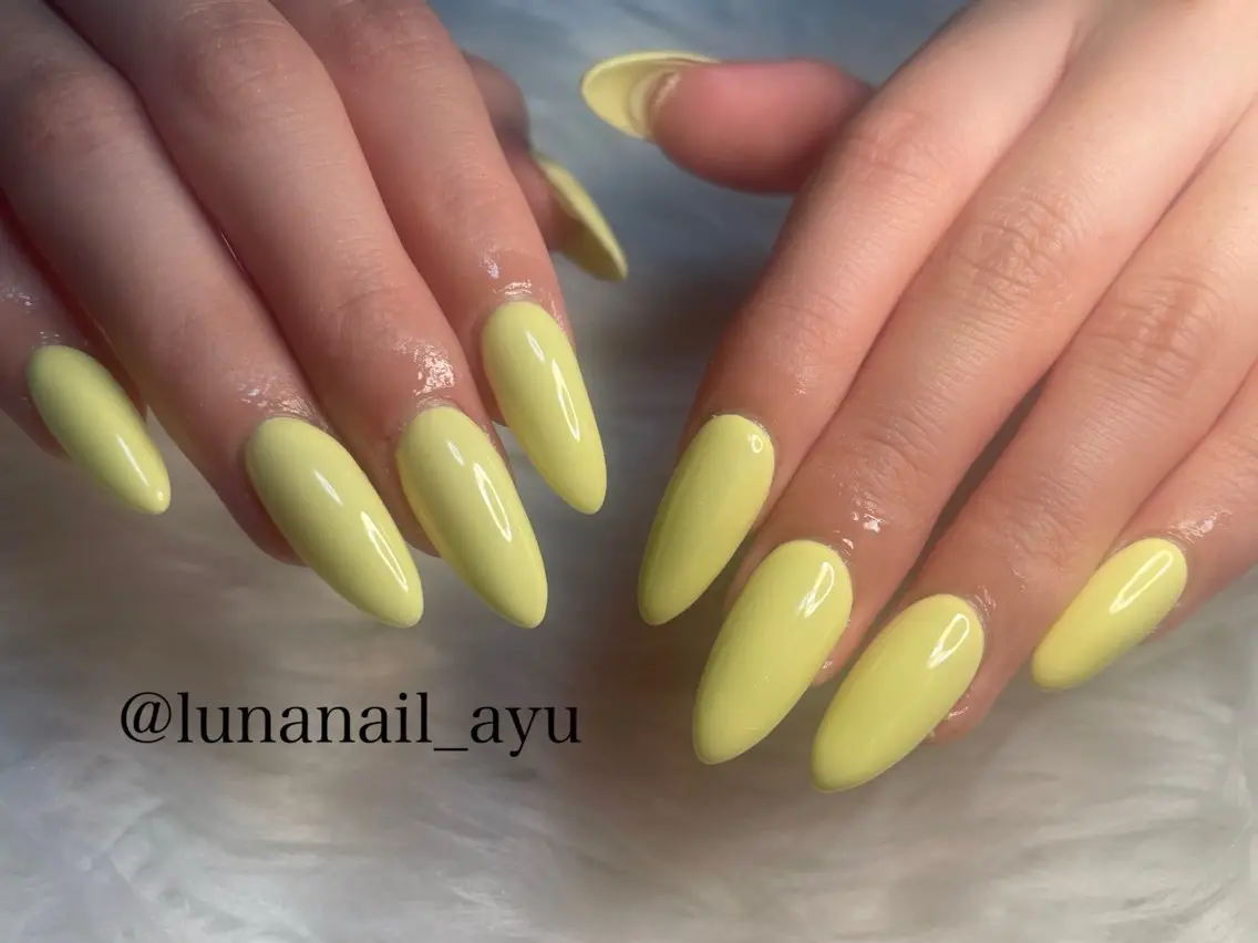 ネイル シンプルネイル 春ネイル 黄色 ハンドネイル LUNA NAIL ayuのネイルデザイン