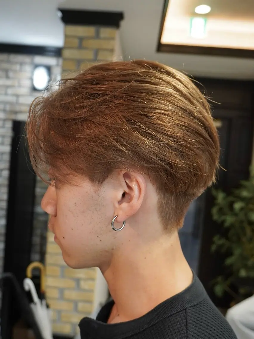 ショート パーマ ヘアアレンジ メンズ メンズブリーチ センターパート フェザーパーマ メンズパーマ 縮毛矯正 カット 縮毛矯正 HIKARI メンズ満足度No.1のヘアスタイル