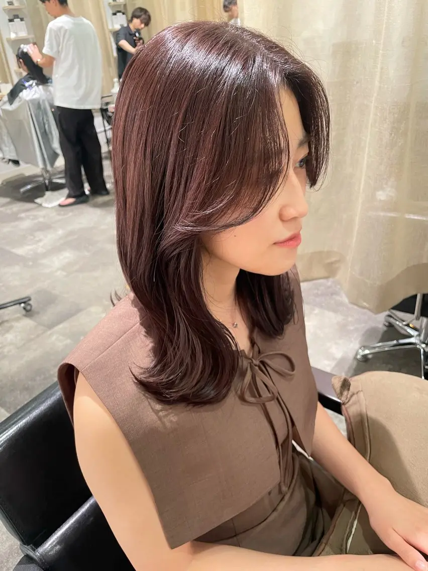 セミロング カット ヘアカラー トリートメント ayaka 縮毛矯正レイヤーのヘアスタイル