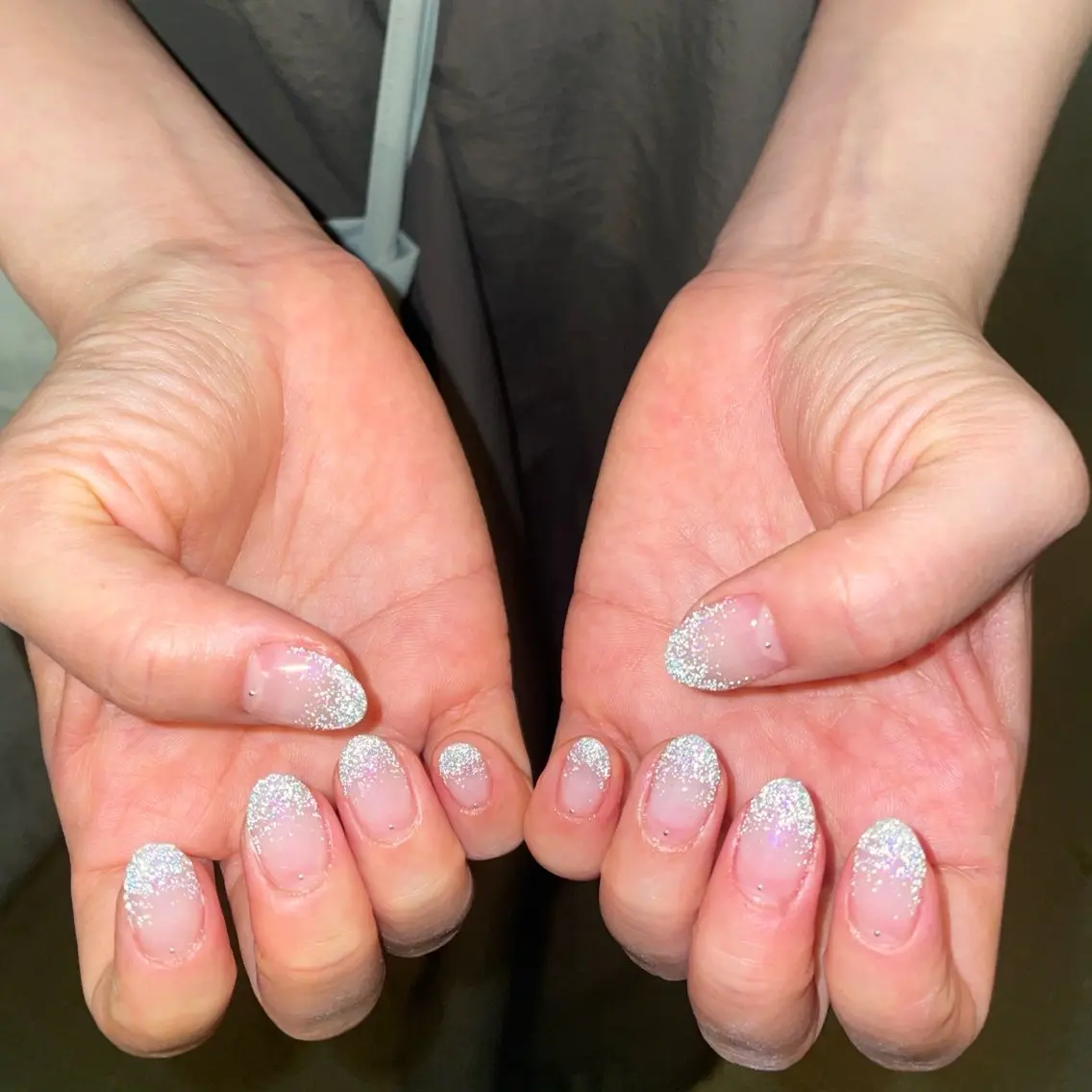 ネイル フラッシュネイル グラデーション ラメ(グリッター) ラメグラデーション シルバー ハンドネイル IROHA NAIL nanaのネイルデザイン