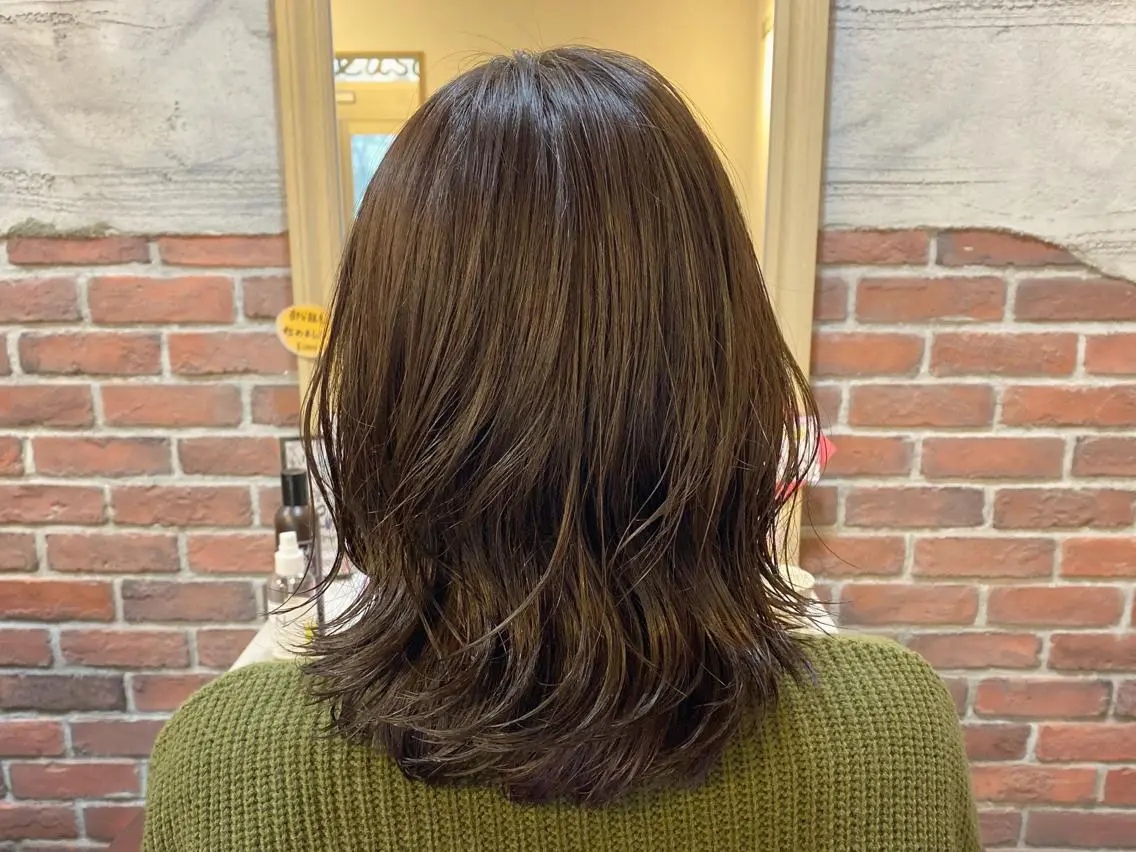 ミディアム カラー グレージュ カーキグレージュ カット ヘアカラー トリートメント レイヤーカット/ 根本瑠実のヘアスタイル