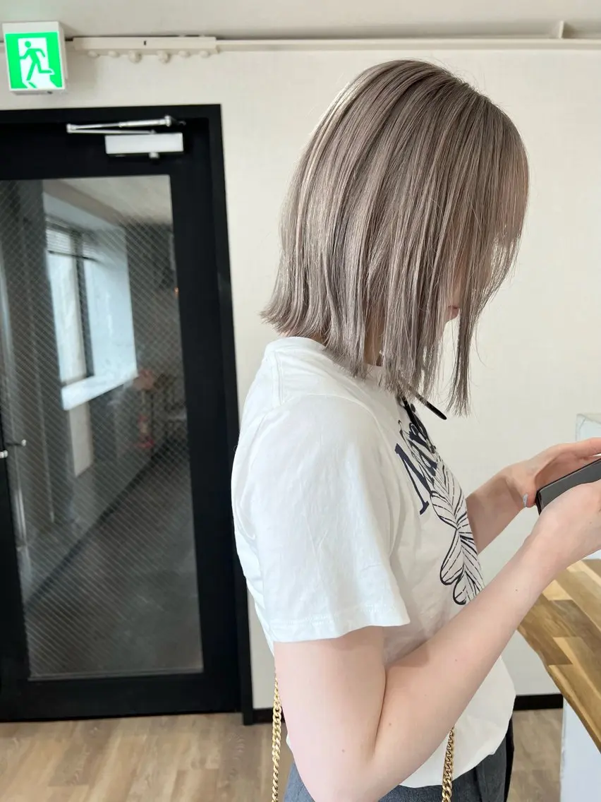 ミディアム カラー ブリーチ グレージュ ハイトーンカラー 外ハネヘア カット ヘアカラー トリートメント 🌱小顔魅せショート 髪質改善カラー/泉綺のヘアスタイル