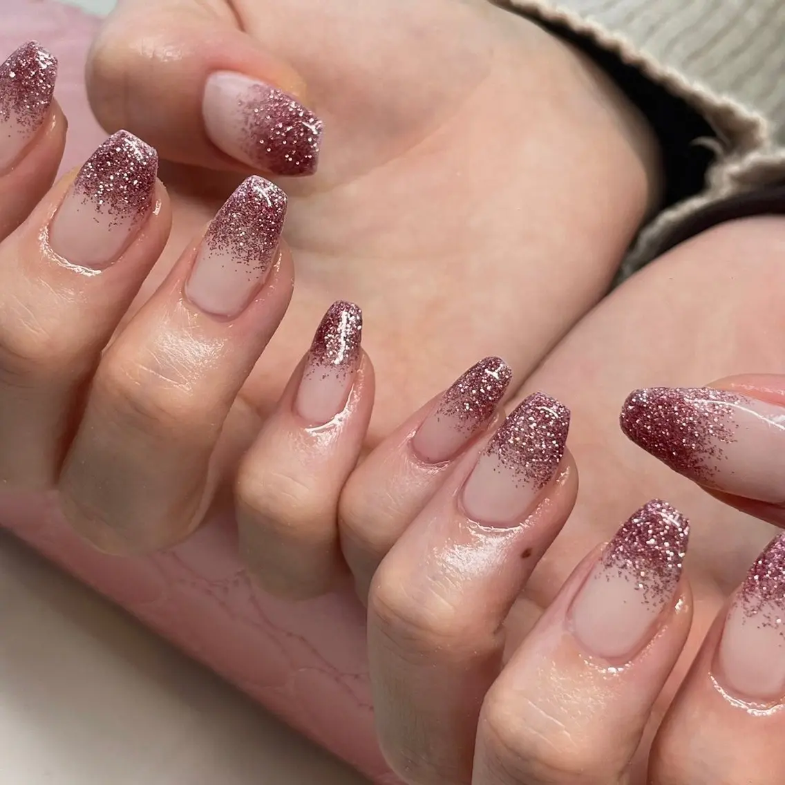 ネイル 長さ出し ガーリー キラキラネイル ピンク 心斎橋Salon Epokkuのネイルデザイン