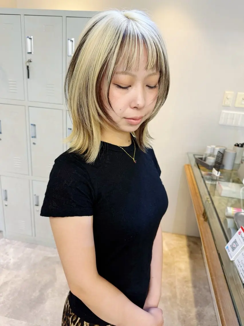 ロング カラー ブリーチ 抜きっぱなしブロンド ヘアカラー トリートメント Flamme Annaのヘアスタイル