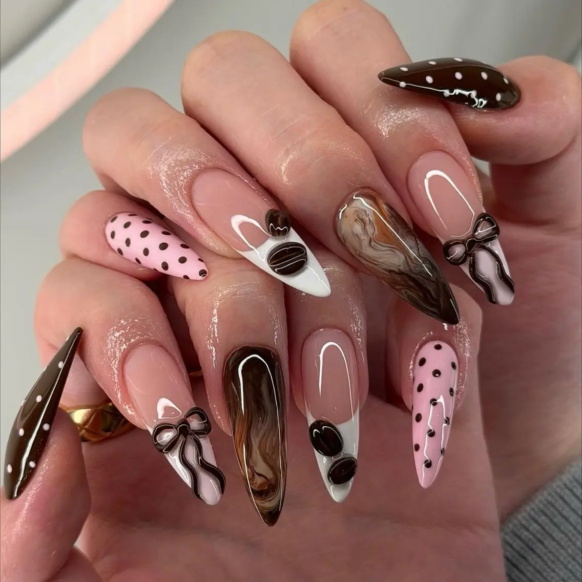 ネイル ブラウン ドット フレンチネイル ジェルネイル 韓国ネイル ハンドネイル フットネイル Umee Nailのネイルデザイン