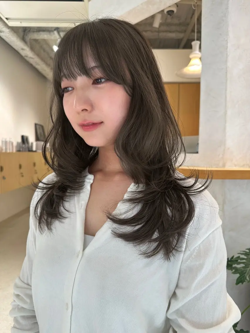 セミロング カラー ブリーチ ダブルカラー グレージュ ブリーチなしカラー オリーブカラー カット ヘアカラー トリートメント MISA レイヤーカットのヘアスタイル