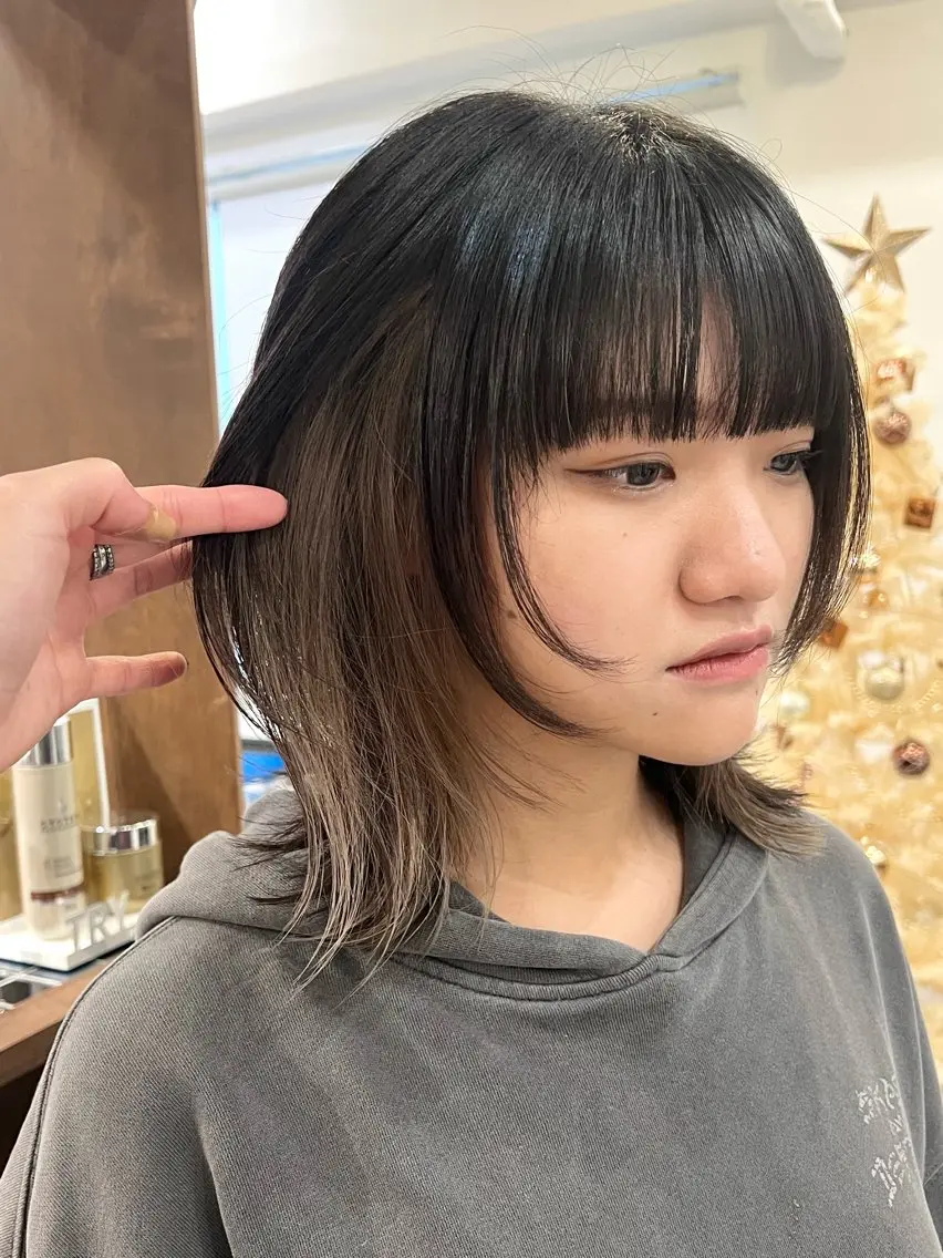 ミディアム カラー ブリーチ グレージュ インナーカラー ウルフカット ヘアカラー トリートメント Ami ケアブリーチ/表参道のヘアスタイル