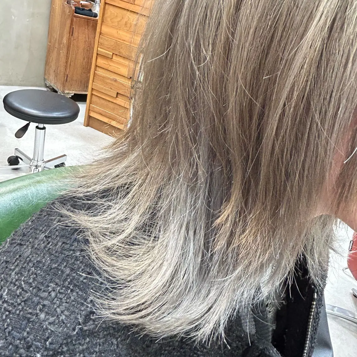 ミディアム カラー ブリーチ シルバー カット ヘアカラー トリートメント 若狭 彩花のヘアスタイル